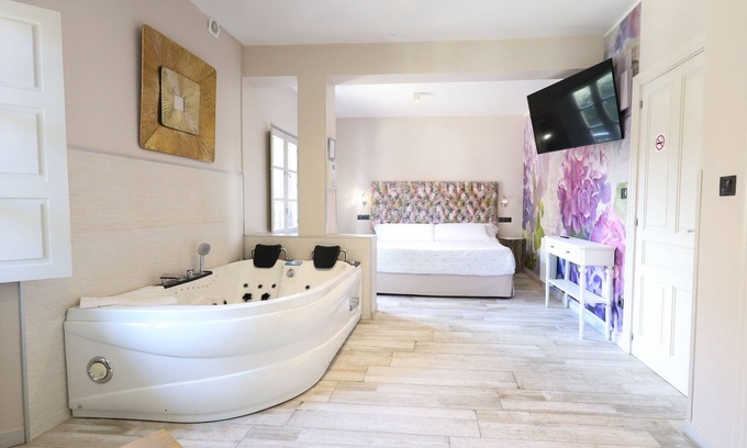 Santillana del Mar Apartment | Suite-Premium-Whirlpool bath-Terraza