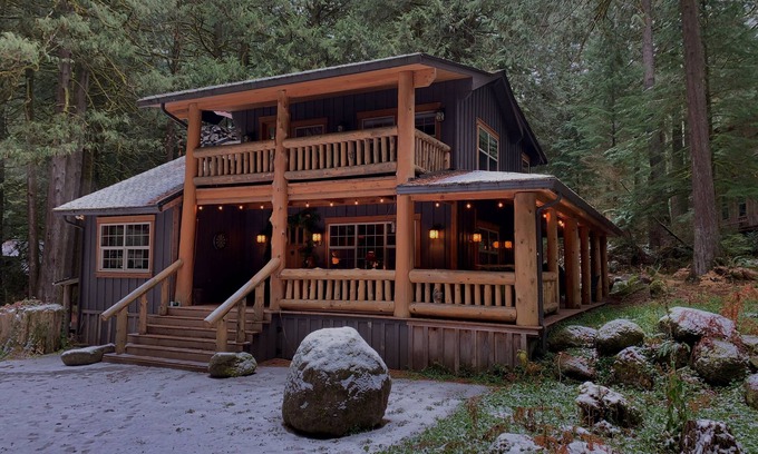 Rhododendron Cabin | Summer availCozy, luxury cabin on 2 creeks, wood burning fireplace, log gazebo.
