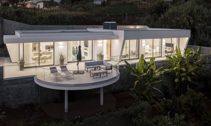 Canhas House | Sun, pool and comfort, The White House