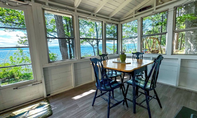 Big Bay House | Sunbeam Cottage - charming 2-bed lakefront house minutes from Big Bay