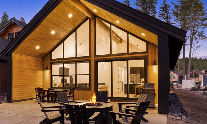 Roslyn House | Suncadia NEW Modern Home + Detached Studio~ Hot Tub~ Game Rm~ Fire Pit~ Bunk Rm