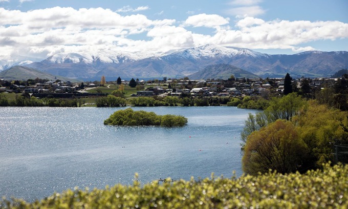 Kelvin Heights House | Sunny 2 bedroom home with magnificent lake views.