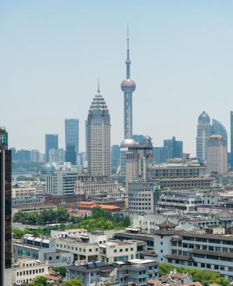 Huangpu Apartment | Sunny Abode-Bund view apartment 300m from Yu Garden Modern luxury 3-bedroom, 2-bathroom residence