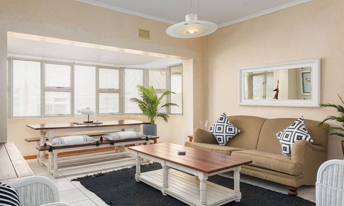 Mouille Point Apartment | Sunny and Warm Apartment | Great Location | DSTV