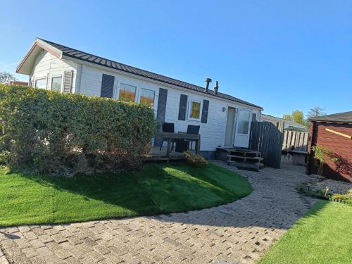 Berkhout Ski Chalet | Sunny Chalet near Amsterdam at Camping Venhop