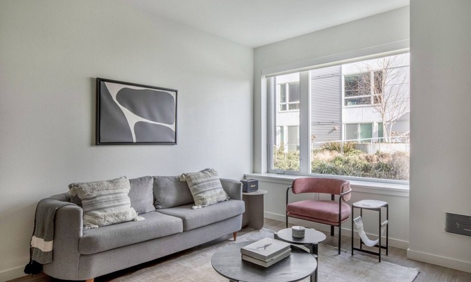 Yesler Terrace Apartment | Sunny First Hill 1BR w/Gym, Roof & Lounge, nr Pioneer Sq, by Blueground