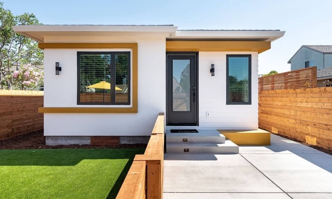 West Atherton House | Sunny π Guesthouse near Stanford π² w/private patio