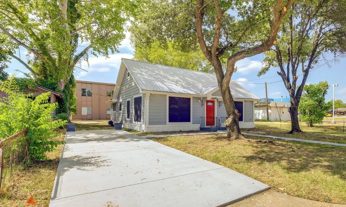 Hearne House | Sunny Hearne Home Near Universities!