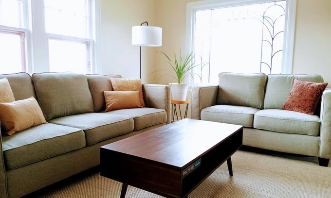 Pendleton House | Sunny House- 2 Br. Cottage in tranquil Pendleton