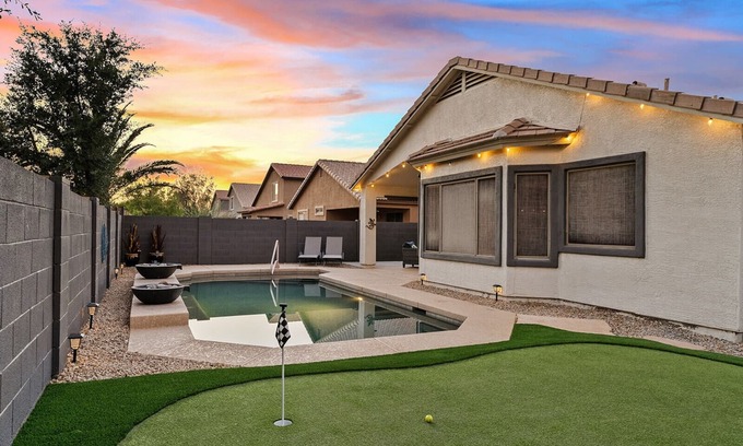 Villages At Queen Creek House | Sunny Poolside Golf Haven 4-Bed 2-Bath and Pool