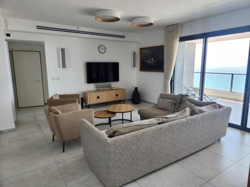 Bat Yam Apartment | Sunny Sea View 4B apt 29 floor