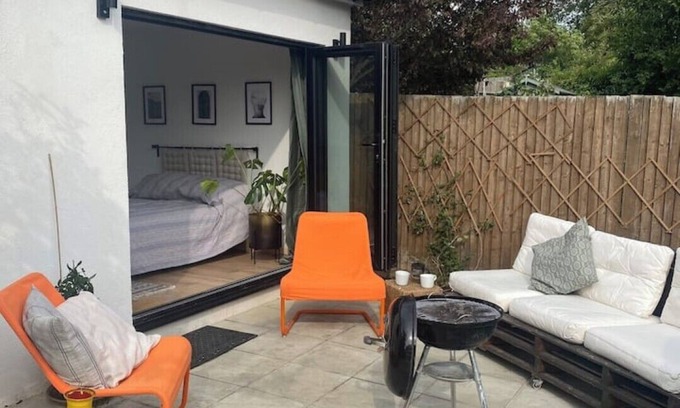 Streatham Apartment | Sunny south facing, cute garden studio with own private patio, South London