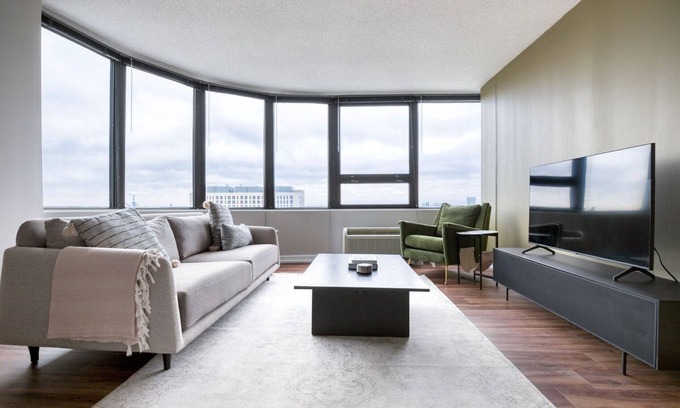 South Loop Apartment | Sunny South Loop 1BR, nr Soldier Field, CTA Train & Park, by Blueground