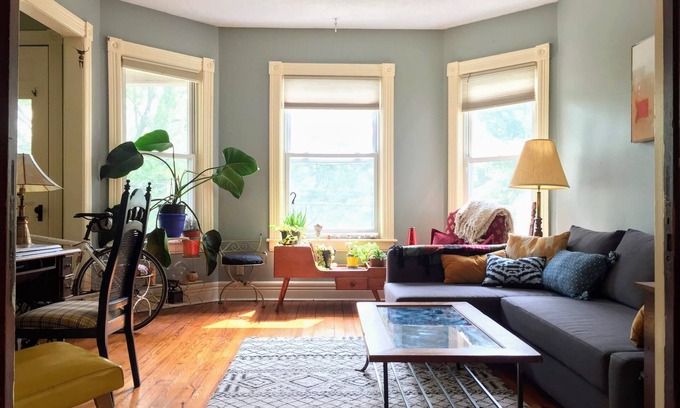 Stockade Historic District Apartment | Sunny Spacious 2nd Fl home near Union College, Proctors, Ellis