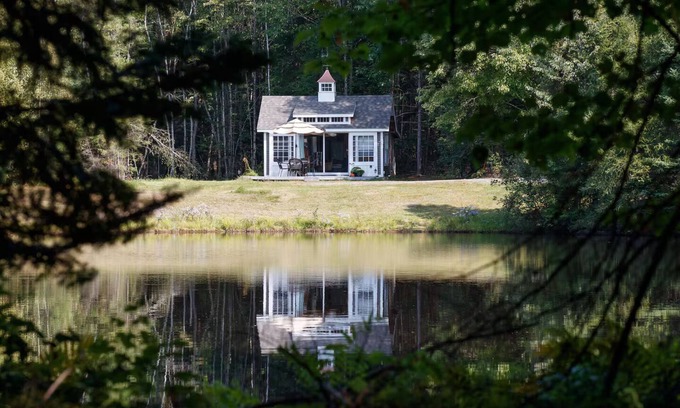 Whitefield House | Sunny Waterfront Cottage at FarAway Pond