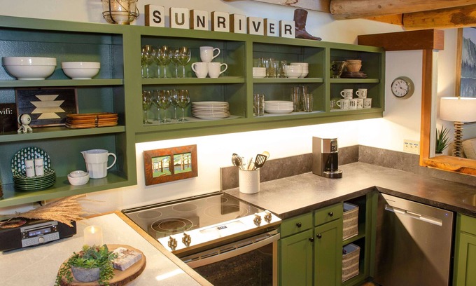 Sunriver Condo | Sunriver Escape with A/C, BBQ & Golf Course View