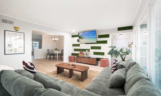 Point Loma Heights House | Sunset Balcony View! | Kids Playset | Sleeps 10