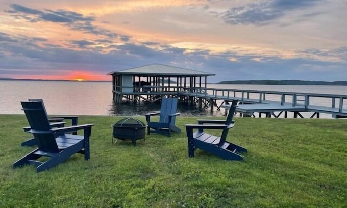 Zwolle House | Sunset Paradise: Cozy waterfront home with amazing lake views