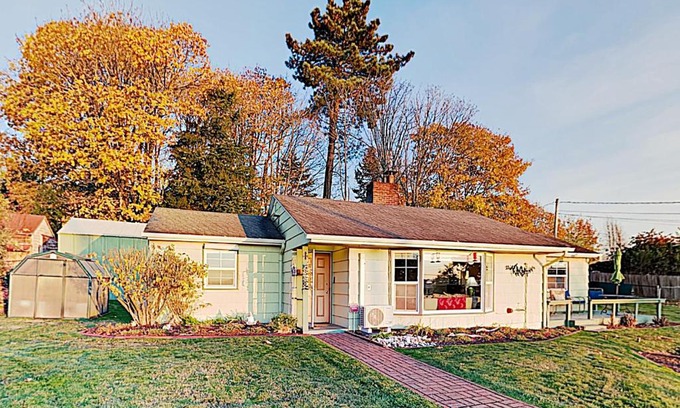 Des Moines House | Sunsets over Sound