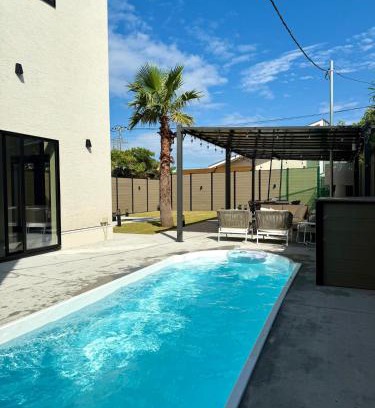 Katakai Villa | Sunshine pool villa 2新築ラグジュアリーリゾートヴィラ温水プール天然芝ゴルフサウナ完備