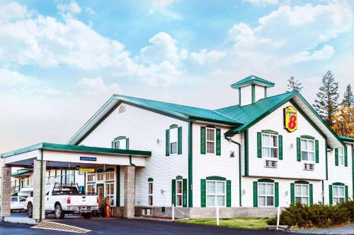 100 Mile House Hotel | Super 8 by Wyndham 100 Mile House