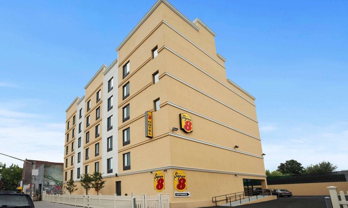 West Bronx Hotel | Super 8 by Wyndham Bronx