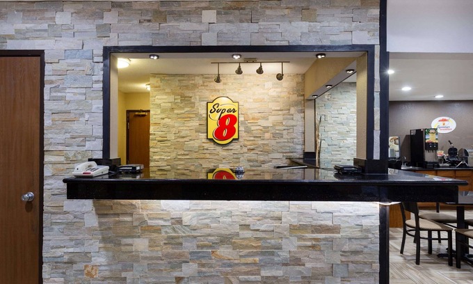 Decorah Hotel | Super 8 by Wyndham Decorah