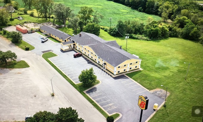 Higginsville Hotel | Super 8 by Wyndham Higginsville