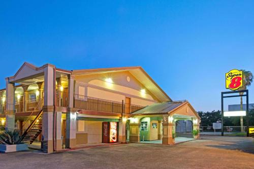 La Marque Hotel | Super 8 by Wyndham La Marque TX/Texas City Area