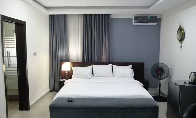 Lagos Cabin | Super Powered Mansion Room 24hr AC & Power