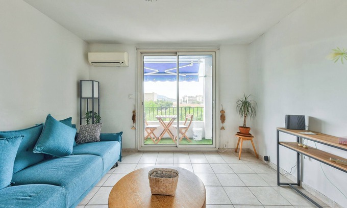 Saint-Pierre Apartment | Superb T3 with balcony near La Timone metro station