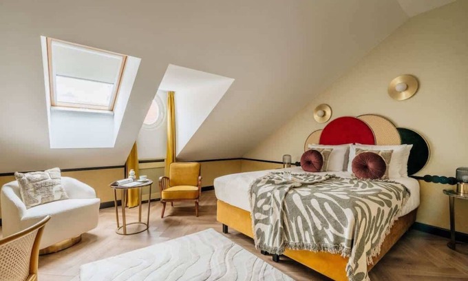 Srodmiescie Hotel | Superior Room with sofa and City View