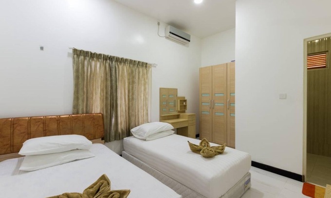 Thulusdhoo Island House | Surf Trip Maldives