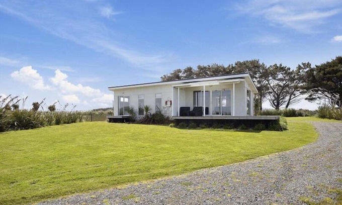 Colac Bay House | Surfs up beach Bach