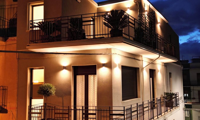 Bronte Apartment | SVR PALACE BRONTE CITTA' DEL PISTACCHIO ETNA, ACCOGLIENTE PALAZZETTO 3 CASE