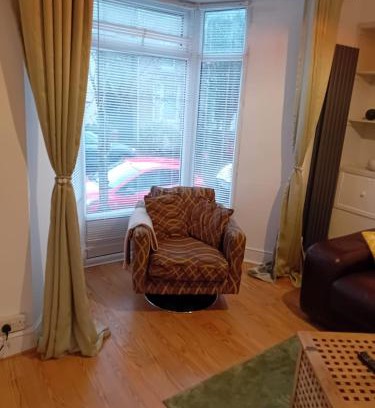 Uplands Apartment | Swansea central large beach house