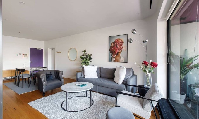 Chinatown Apartment | Swanstons Urban Duo Great for Groups with Pool