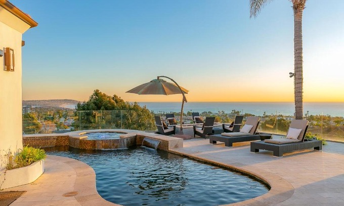 La Jolla Mesa House | Sweeping Sunsets