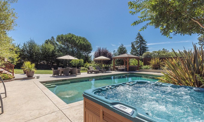 Sebastopol House | Sweet Haven Relaxing Countryside Retreat, Saltwater Pool, Spa, BBQ