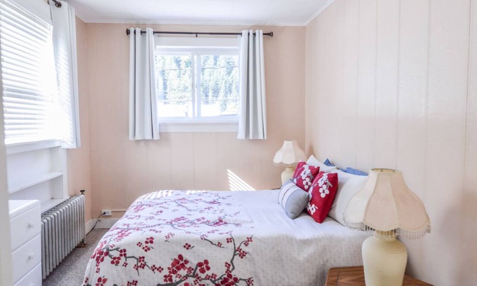 Seward Apartment | Sweet Little Apartment in Historical Downtown Seward