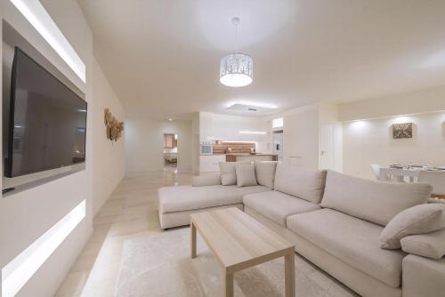 Kypseli Apartment | Syrou Weiß