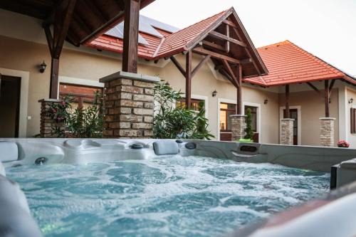 Many House | Szarvas apartman - Jakuzzis Vendégház Mány
