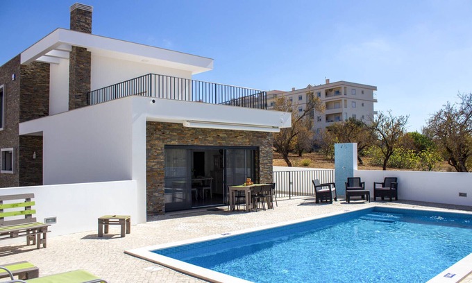 Monte Raposo Villa | Täydellinen Pool Villa Ihanteellisesti