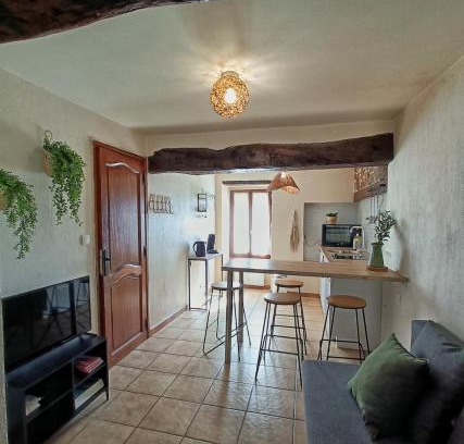 Sollies-Ville Apartment | T2 chaleureux au coeur d'un village pittoresque