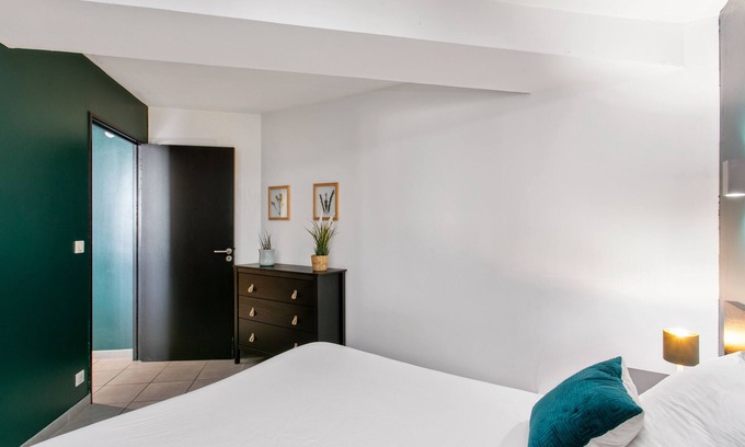 Montpellier City-Centre Apartment | T2 vue cour-Apartment-Superior-Courtyard view-Ensuite with Bath