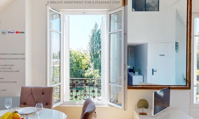 Le Port sous la Lune Apartment | T3 apartment overlooking the Marne in Nogent sur Marne near Paris & Disney