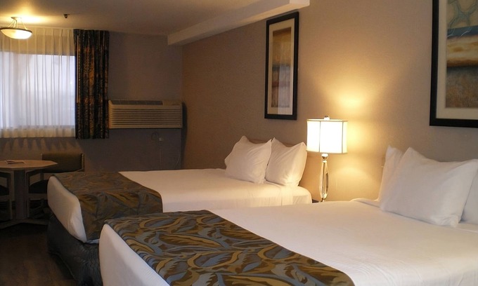 Nampa Hotel | Take An Amazing Vacation! On-site Pool and Restaurant, Near Boise Art Museum!