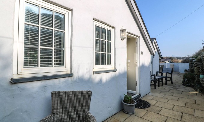 Aberdaron Apartment | TAN BRYN 2, pet friendly, country holiday cottage in Aberdaron