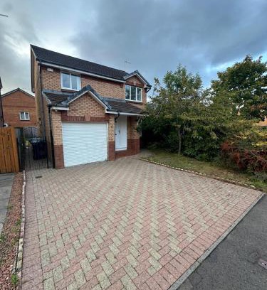 Pollokshaws Apartment | Tartan Nest- Entire house- Sleeps 8 guests