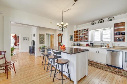 Gardiner Apartment | Tasteful Gardiner Triplex Near Downtown Augusta!